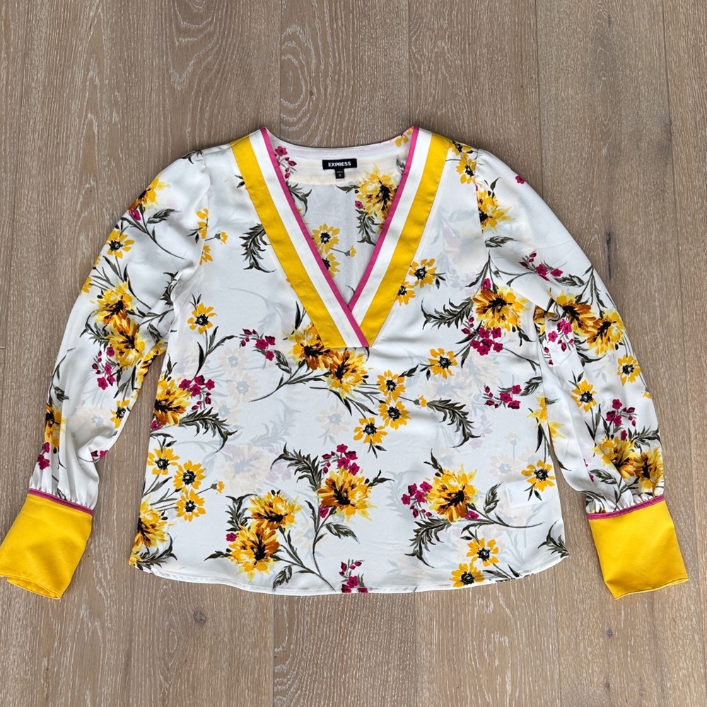 EXPRESS Floral V-Neck Long Sleeve Blouse. Size Medium.
